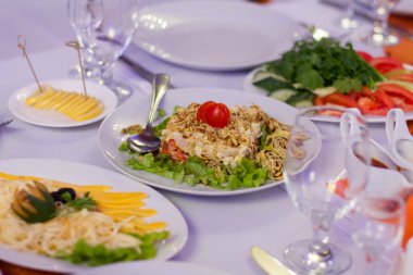 Şenlikli bir ziyafette yemekli tabaklar.