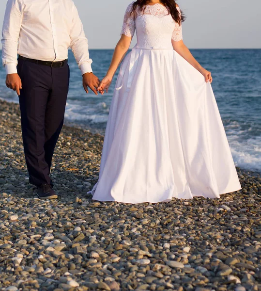 Casamento casal em uma praia à beira-mar — Fotografia de Stock