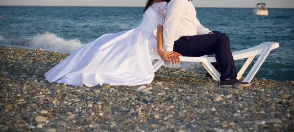 Casamento casal em uma praia à beira-mar — Fotografia de Stock