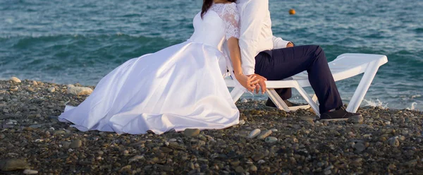 Deniz kenarında bir sahilde Düğün çifti — Stok fotoğraf