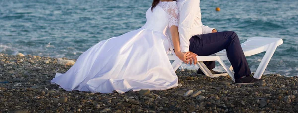 Hochzeitspaar am Strand am Meer — Stockfoto