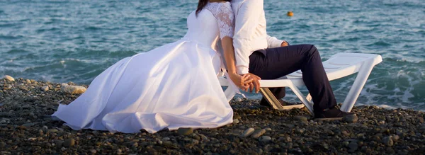 Pareja de boda en una playa junto al mar — Foto de Stock