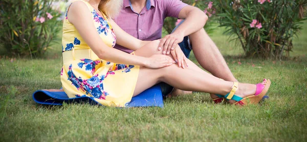 Jeune Couple Assis Sur Herbe — Photo