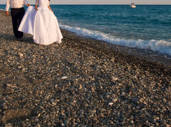 Couple mariage sur une plage au bord de la mer — Photo