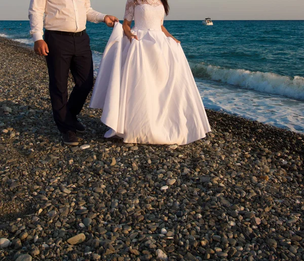 Svatební pár na pláži u moře — Stock fotografie