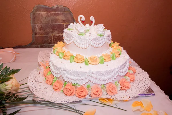 Hermoso pastel de boda con cisnes —  Fotos de Stock
