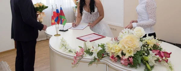 Торжественная регистрация брака — стоковое фото