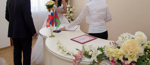 Торжественная регистрация брака — стоковое фото