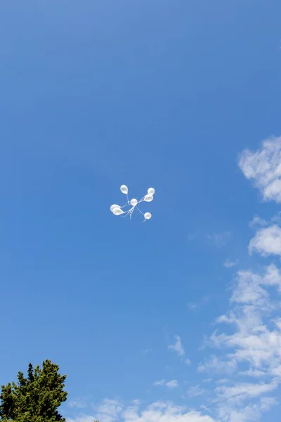 Balões brancos no céu . — Fotografia de Stock