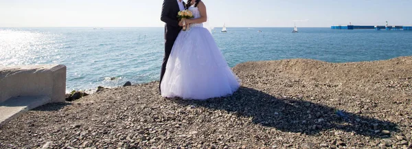 Matrimonio coppia con bouquet — Foto Stock