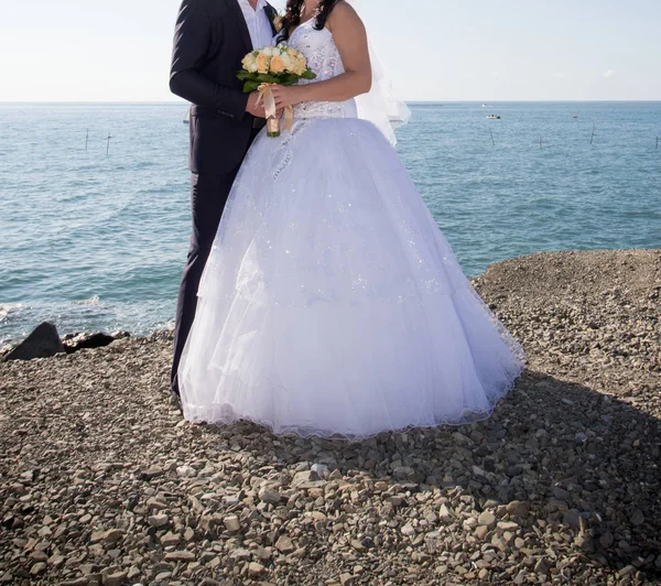 Hochzeitspaar mit Blumenstrauß — Stockfoto