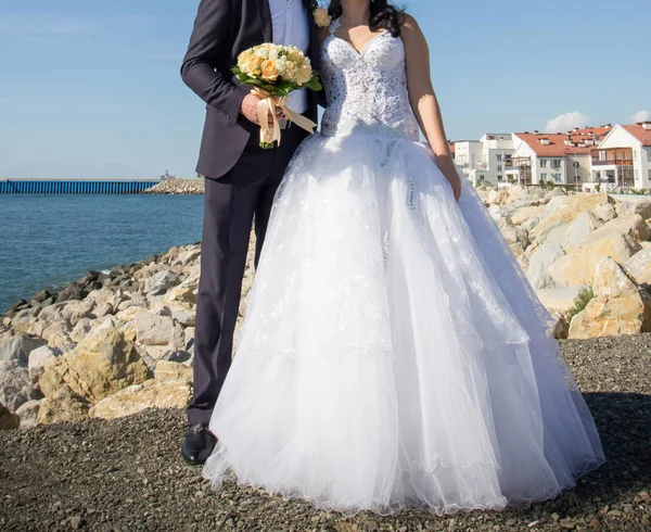 Pareja de boda con ramo — Foto de Stock