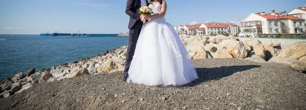 Hochzeitspaar mit Blumenstrauß — Stockfoto