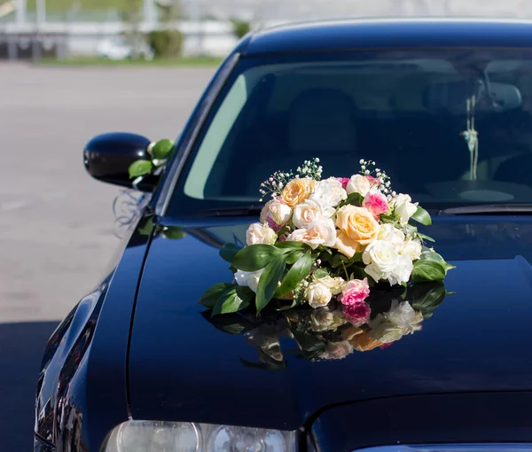 結婚式の車のエレガントな装飾 — ストック写真