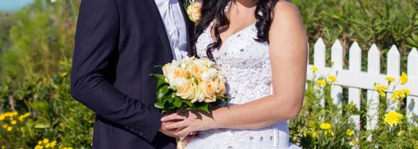 Happy bride and groom — Stock Photo, Image