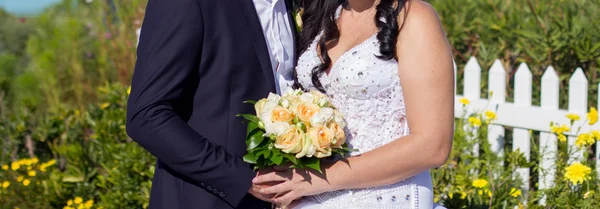 Happy bride and groom — Stock Photo, Image