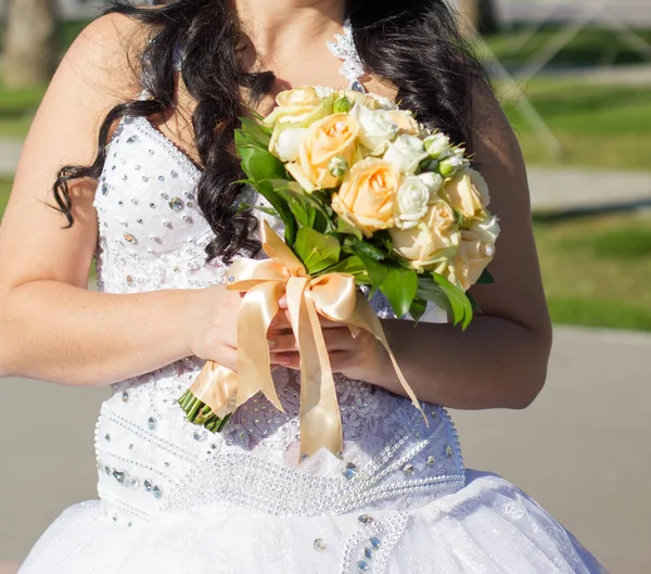 Noiva segurando buquê de casamento — Fotografia de Stock