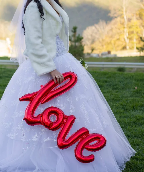 Sposa Felice Sposo Passeggiata Nuziale Parco — Foto Stock