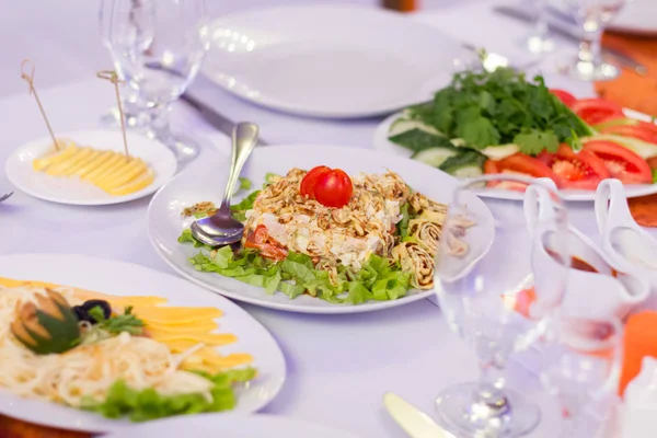 Teller Mit Essen Zum Festmahl — Stockfoto