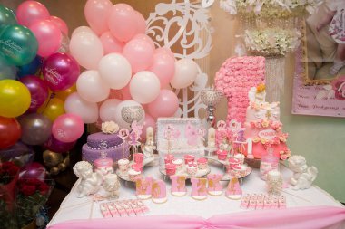 Mutlu bir bersday partide pembe bir masada tatlı büfe.