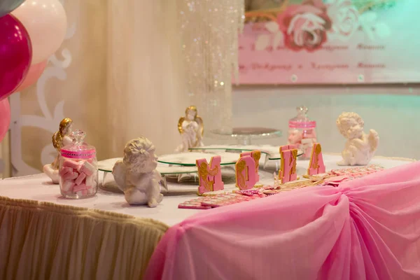 Słodki bufet na różowym stole w szczęśliwej imprezie bersday. — Zdjęcie stockowe
