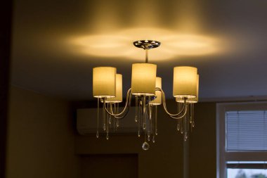 Tavanda Modern Avize yakın çekim