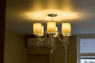 Tavanda Modern Avize yakın çekim