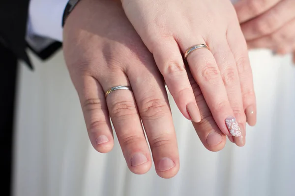 Manos con los anillos de boda — Foto de Stock