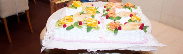 Tarta Con Adornos Frutas Para Cumpleaños —  Fotos de Stock