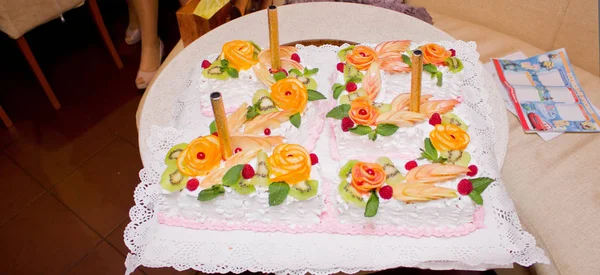 Torta Con Ornamenti Frutto Durante Compleanno — Foto Stock