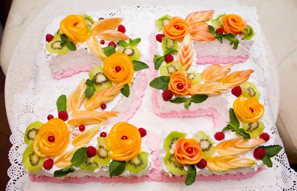 誕生日のための果物からの装飾品とケーキ — ストック写真