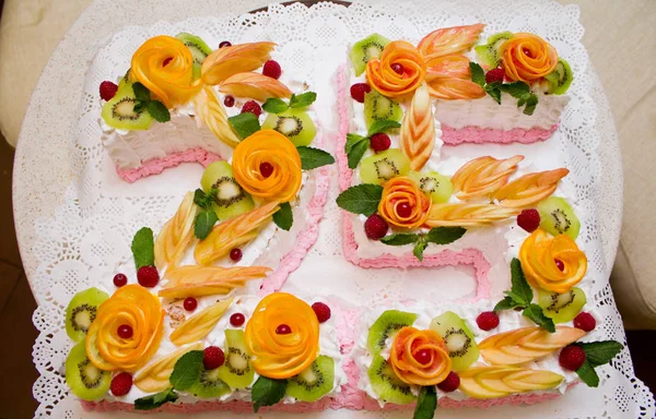 Kuchen Mit Obstschmuck Zum Geburtstag — Stockfoto