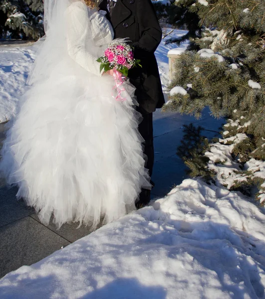 Lyckliga bruden och brudgummen bröllop promenad — Stockfoto