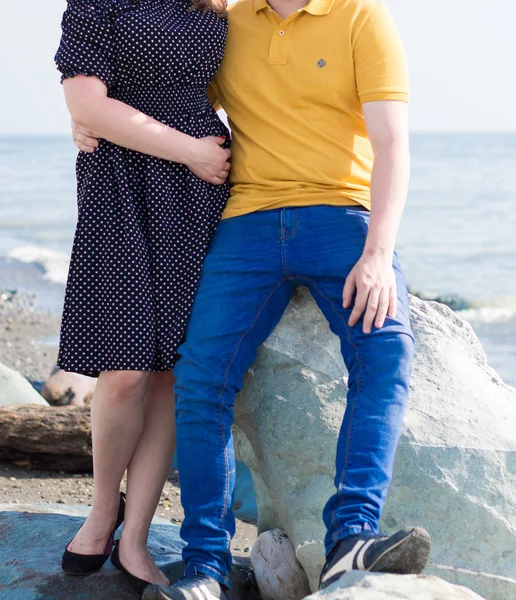 Pareja joven en la playa —  Fotos de Stock