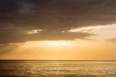 Denizde gün batımı