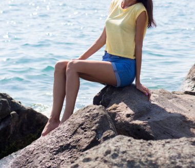 Kız mavi bikini ve sarı tişört