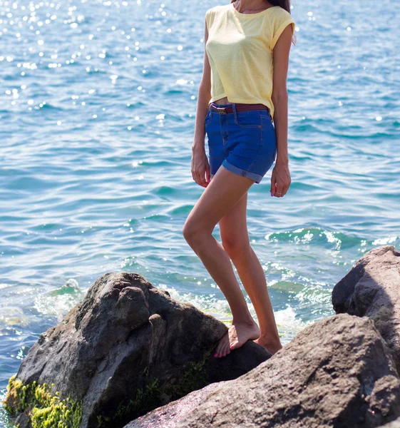 Fille en bikini bleu et T-shirt jaune — Photo