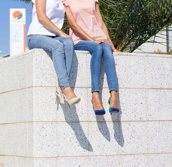 Дві Подруги Підлітки Сидять Лавці Парку — стокове фото