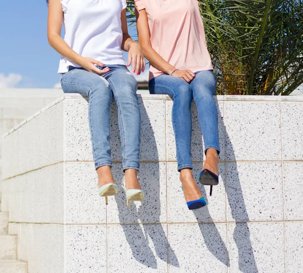 Två Teen Girl Vänner Sitter Bänk Parken — Stockfoto