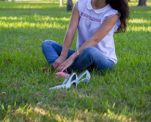 Gadis Remaja Duduk Rumput — Stok Foto