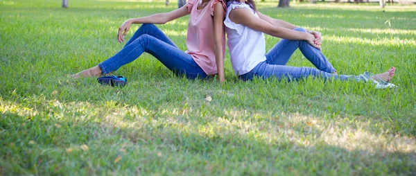 Two Teen Girl Friends Siting Grass — Stock Photo, Image