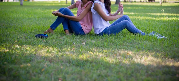 Dois Adolescente Menina Amigos Situados Grama — Fotografia de Stock