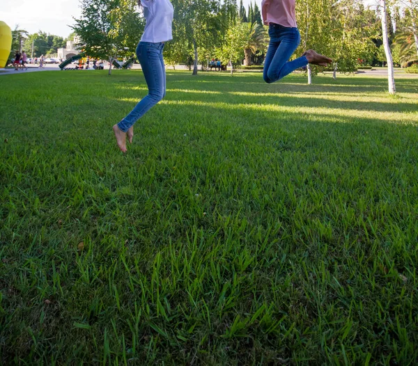 Két Tini Lány Barátai Jumping Fűben — Stock Fotó