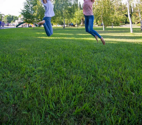 Két Tini Lány Barátai Jumping Fűben — Stock Fotó