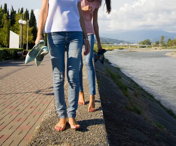 Due Amiche Adolescenti Camminano Sul Pendio Del Canale Dell Acqua — Foto Stock
