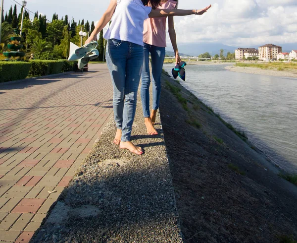 Duas Amigas Adolescentes Caminham Encosta Canal Água Bypass — Fotografia de Stock