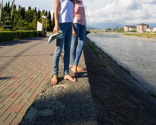 Két Tini Lány Barátai Séta Lejtőn Bypass Vízcsatorna — Stock Fotó