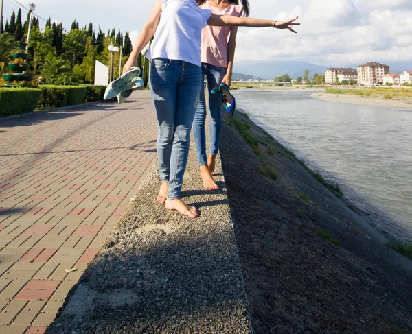 Due Amiche Adolescenti Camminano Sul Pendio Del Canale Dell Acqua — Foto Stock