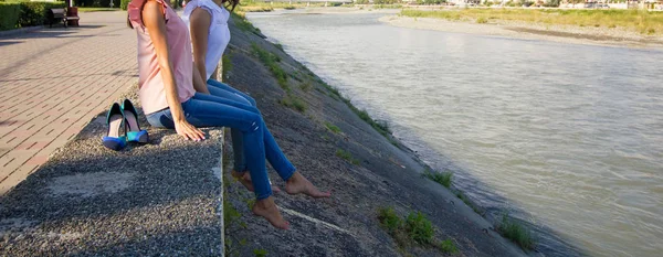 Duas Amigas Adolescentes Sentadas Encosta Canal Água Bypass — Fotografia de Stock