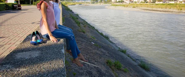 Twee Tiener Meisje Vrienden Zittend Helling Van Bypass Waterkanaal — Stockfoto